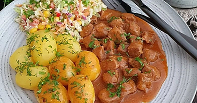 Karkówka wieprzowa w aromatycznym sosie własnym