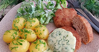 Kotlety mielone z młodymi ziemniakami, wiosenną sałatką i delikatnym sosem koperkowym