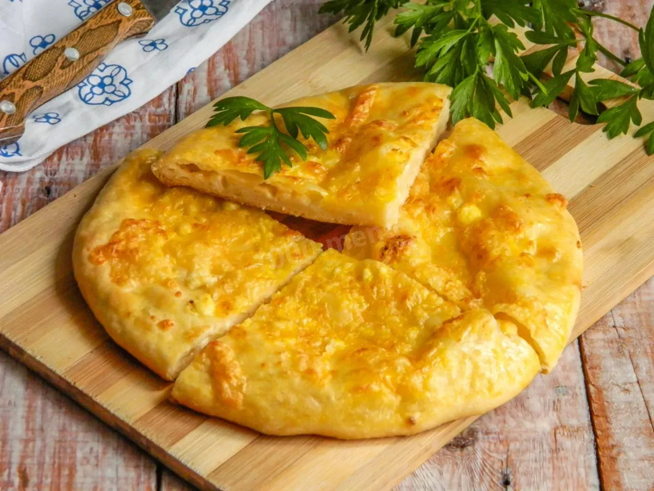 Khachapuri z serem na kefiru w piekarniku