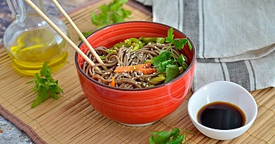 Soba makaron z warzywami