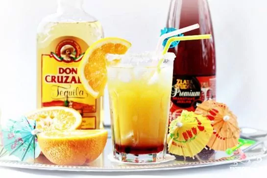 Koktajl z tekilą i sokiem z pomarańczy "Tequila-Sunrise"