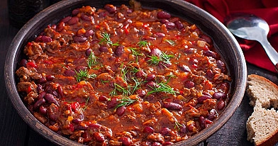 Klasyczny chili con carne z mięsem i fasolą